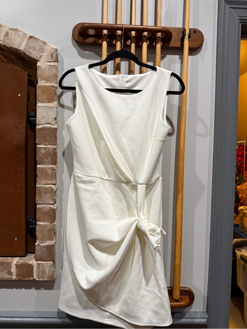 Elegant White Sleeveless Knot-Detail Dress